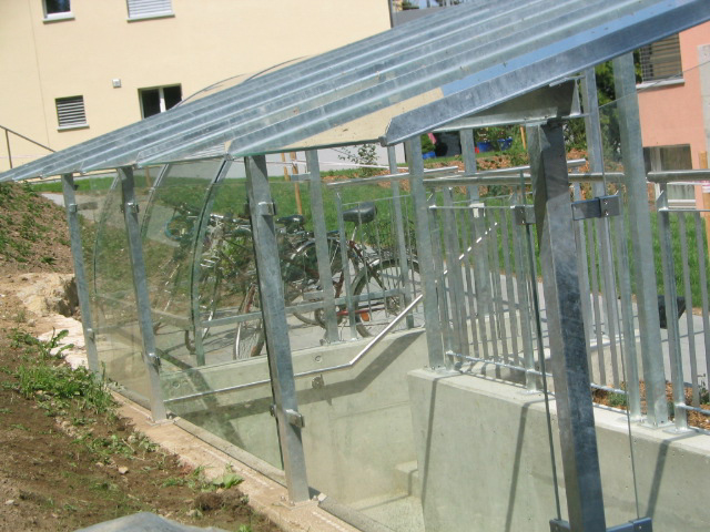 Überdachung Treppenabgang mit Glas und Staketengeländer